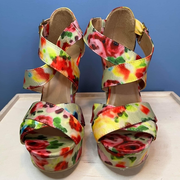 Floral wedges - Picture 1 of 3